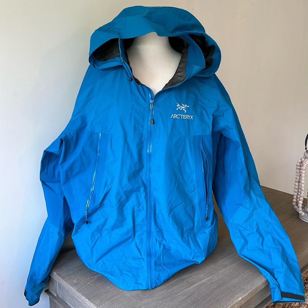 ARC’TERYX GORE-TEX JACKET